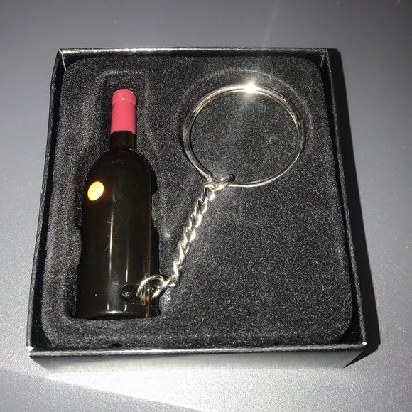 NWT Laetitia Bottle of Wine Keychain w/Light - Picture 8 of 10